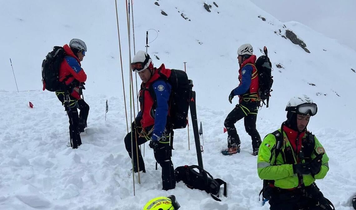 Die Skifahrer waren teils metertief unter Schnee begraben.