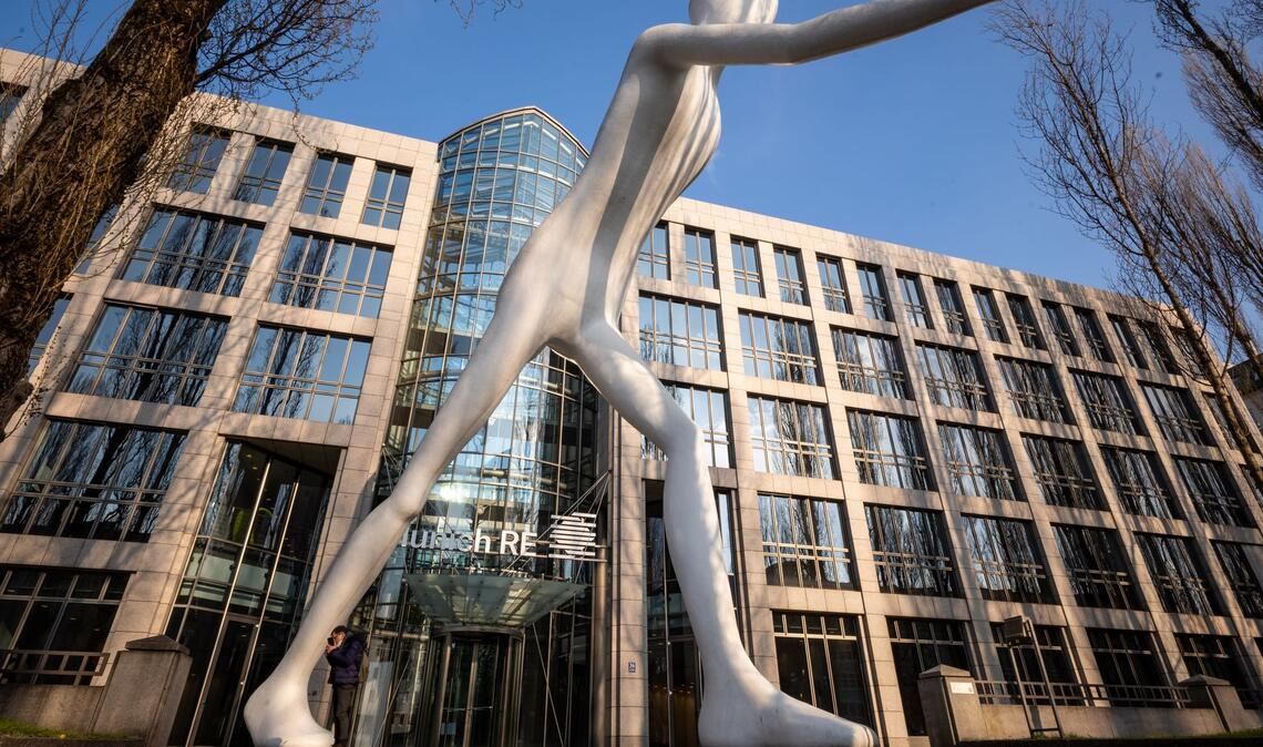 Die Skulptur "Walking Man" vor einem Verwaltungsgebäude der Munich Re. Für den Dax-Konzern liefen die Geschäfte im ersten Quartal erfreulich. (Symbolbild)