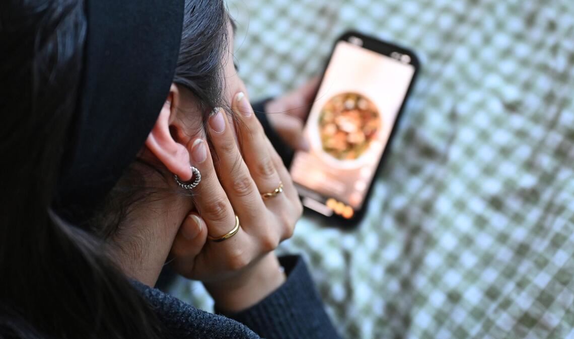 Die Social-Media-Nutzung bei vielen Jugendlichen ist laut einer neuen Studie weiter riskant. (Archivbild)