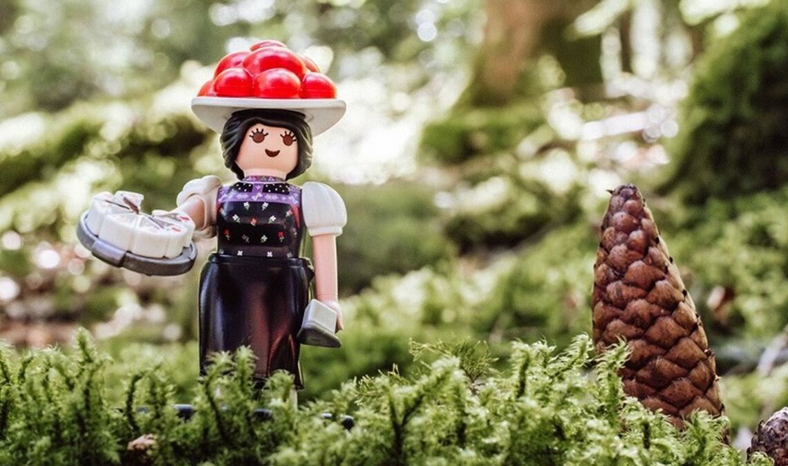 Die Sonderfigur von Playmobil trägt einen Bollenhut und präsentiert stolz eine Schwarzwälder Kirschtorte.