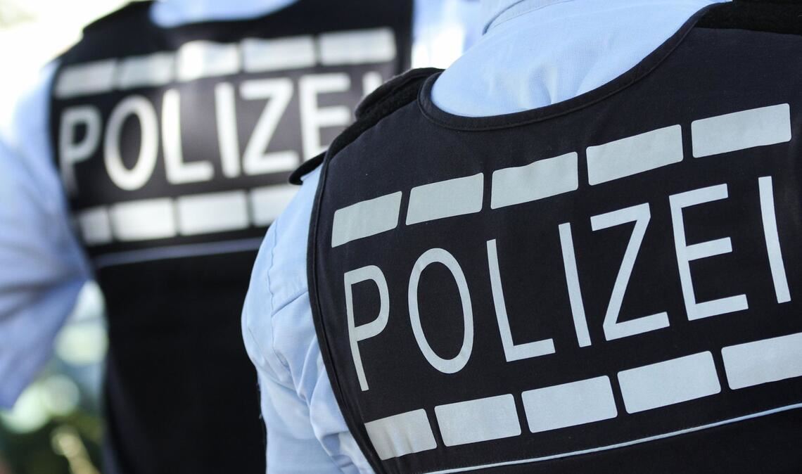 Die Sonderkommission Rechtsextremismus hat bei Durchsuchungen im Erzgebirge drei Beschuldigte festgenommen. (Symbolbild)