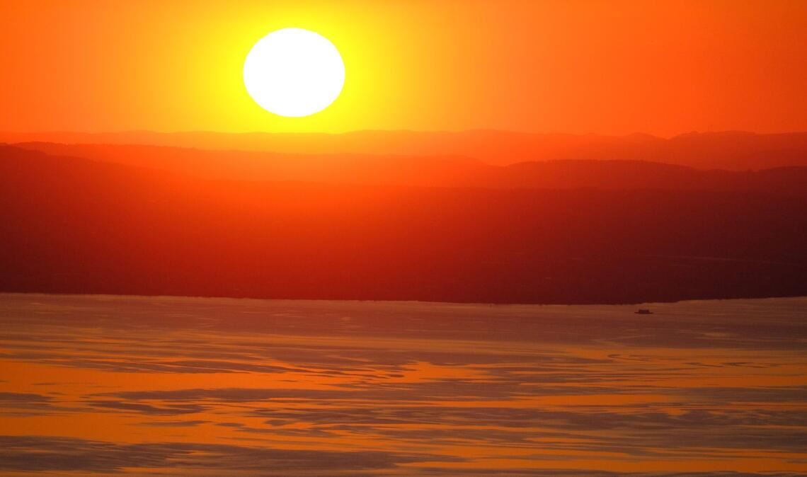 Die Sonne geht über dem Bodensee unter, aufgenommen von der Spitze des Pfänders.