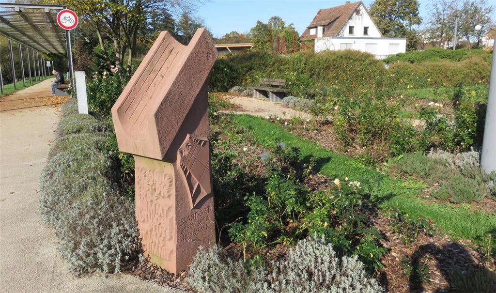 „Die Sonne gibt, die Erde nimmt, der Stunden Fluss ist unbestimmt.“ So steht es auf dem Sockel der Uhr geschrieben. Unbestimmt ist auch, wer sie beschädigt hat. Fotos: Becker
