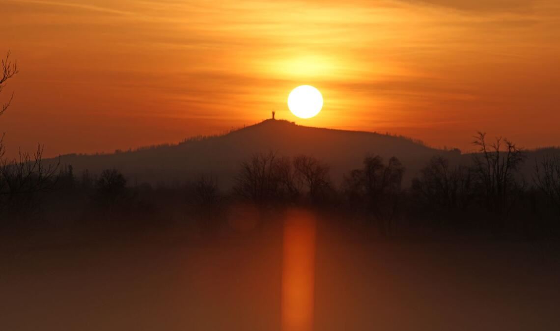 Die Sonne steht hinter einem Schleier aus Saharastaub über dem niedersächsischen Wurmberg.