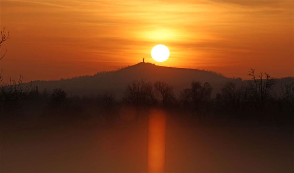 Die Sonne steht hinter einem Schleier aus Saharastaub über dem niedersächsischen Wurmberg.