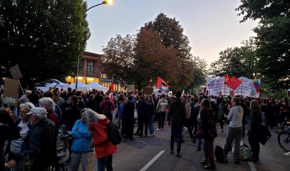 Die Sonne über Tübingen ist untergegangen. Von der vierstelligen Zahl an Teilnehmern sind inzwischen (20.15 Uhr)schätzungsweise 300 übrig geblieben, die vor der Halle ausharren.