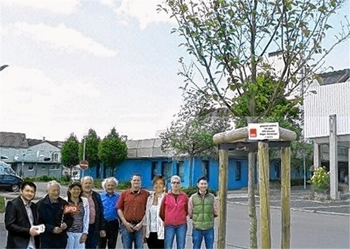 Die Sozialdemokraten vor der von ihnen gespendeten Traubenkirsche. Foto: privat