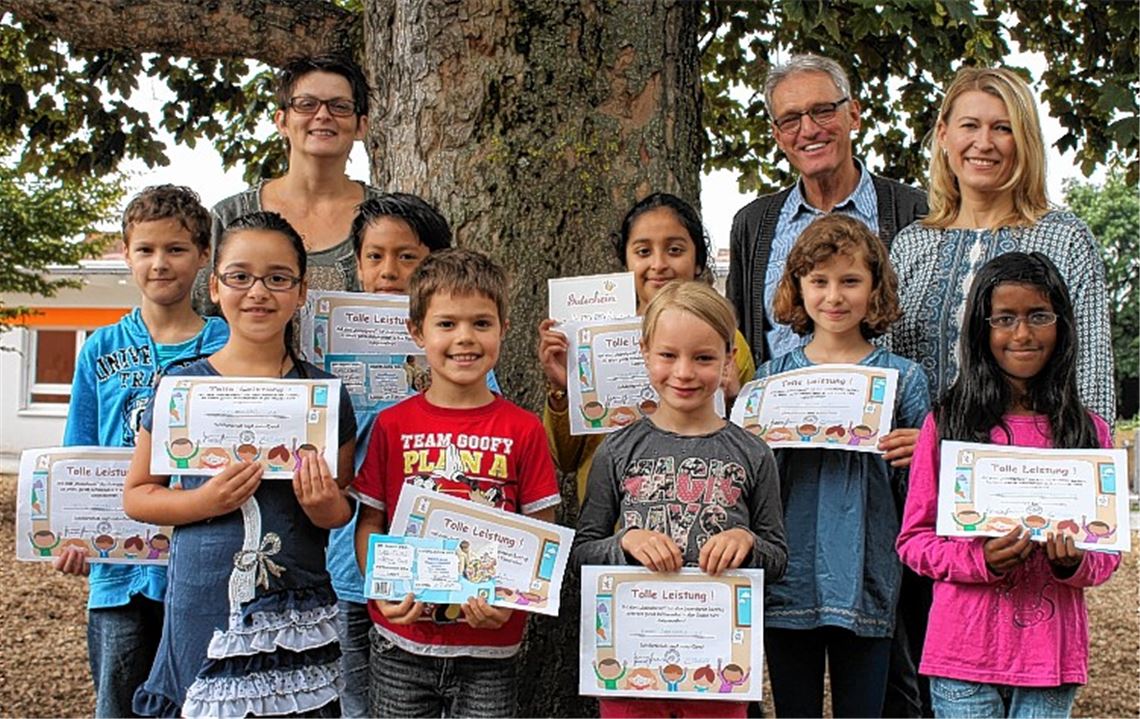 Die Sozialpreis-Träger mit der Fördervereins-Vorsitzenden Michaela Delinasakis (li.), Konrektor Hans-Gerd Barth und Schulsozialarbeiterin Lidia Kirschner.