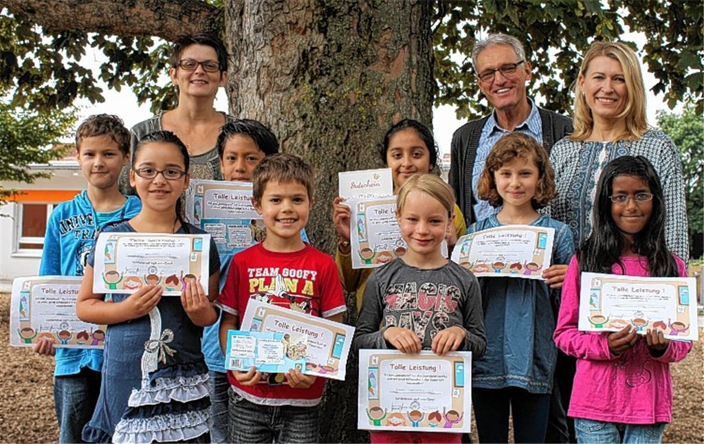 Die Sozialpreis-Träger mit der Fördervereins-Vorsitzenden Michaela Delinasakis (li.), Konrektor Hans-Gerd Barth und Schulsozialarbeiterin Lidia Kirschner.