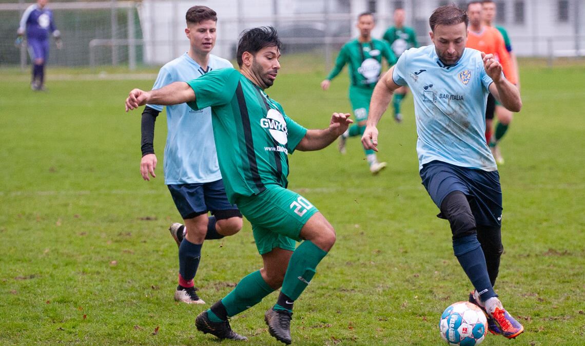 Die SpVgg Zaisersweiher (grüne Trikots) spielt gegen Wilferdingen eigentlich gut, wird dafür aber aus unterschiedlichen Gründen nicht belohnt. Foto: Fotomoment