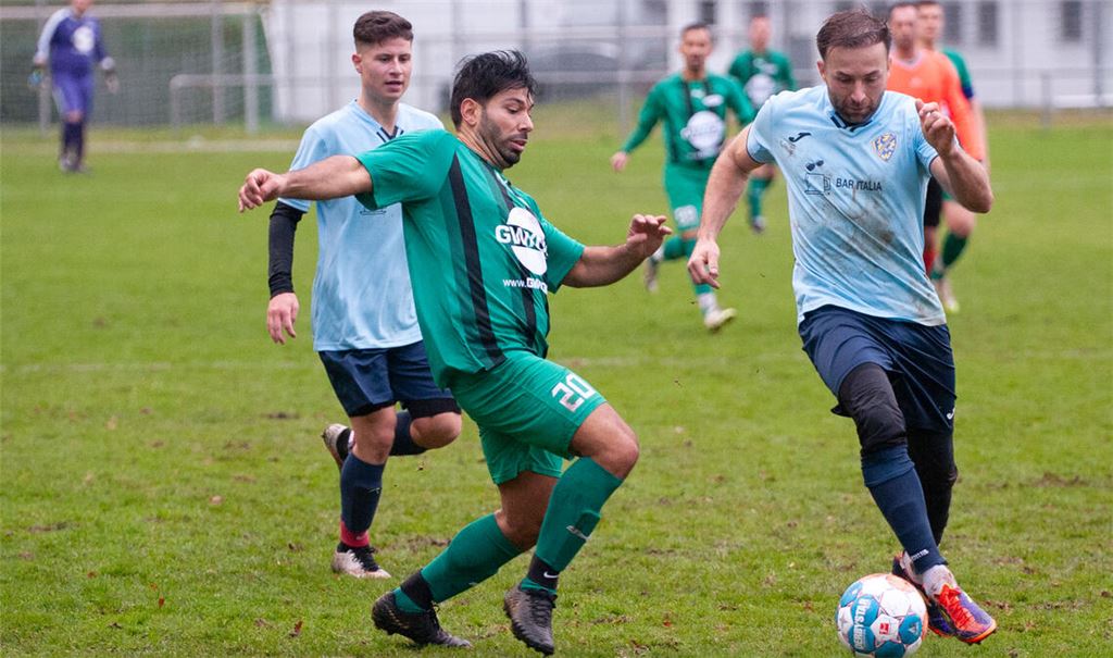 Die SpVgg Zaisersweiher (grüne Trikots) spielt gegen Wilferdingen eigentlich gut, wird dafür aber aus unterschiedlichen Gründen nicht belohnt. Foto: Fotomoment