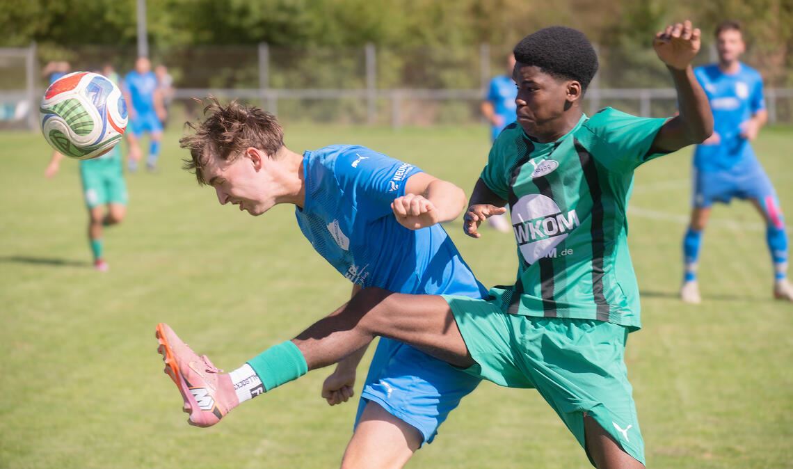 Die SpVgg Zaisersweiher (grünes Trikot) und der FV Knittlingen trennen sich am Ende schiedlich, friedlich mit 1:1. Foto: Fotomoment