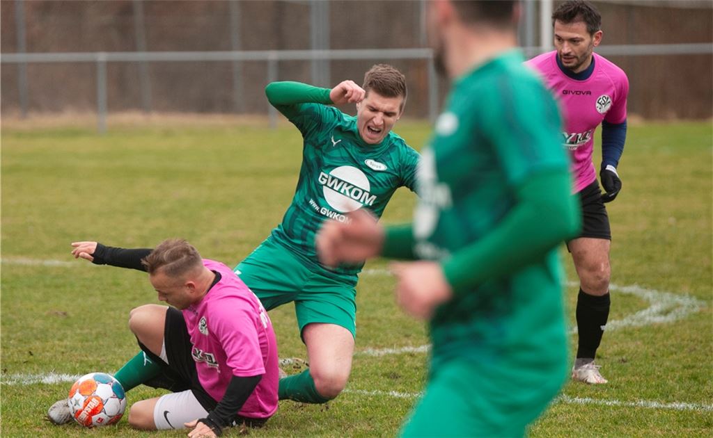 Die SpVgg Zaisersweiher – hier Patrik Hagmaier – liefert sich mit dem FSV Eisingen ein hartumkämpftes Spiel, verliert aber am Ende mit 1:3. Foto: Fotomoment