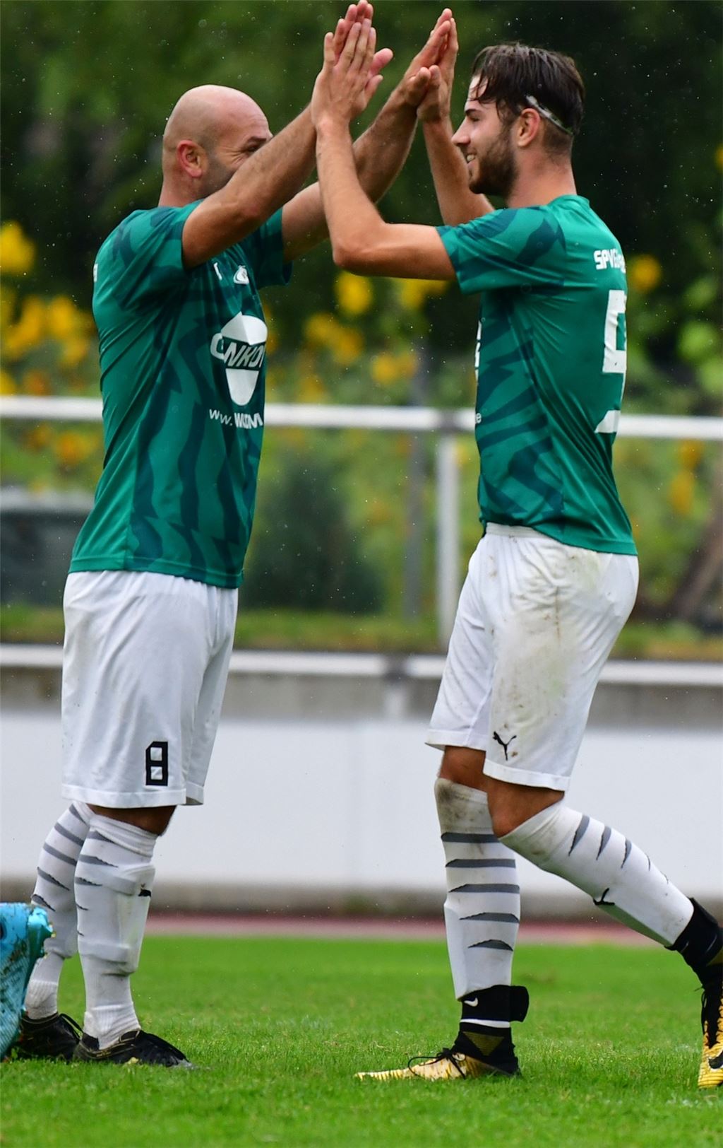 Die SpVgg Zaisersweiher – hier Serdar Caliskan (li.) und Angreifer Silvio Berloger – hat zur Zeit viel zu jubeln.Archivfoto: friopics