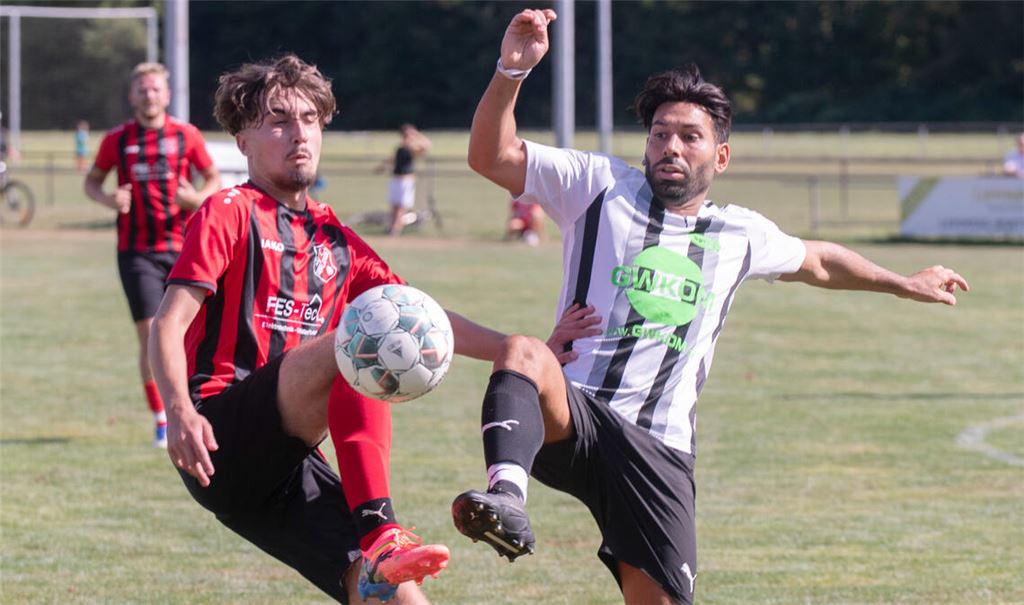 Die SpVgg Zaisersweiher unterstreicht bei den Sportfreunden Mühlacker (in Rot) ihre Ambitionen in der Kreisklasse A1. Foto: Fotomoment