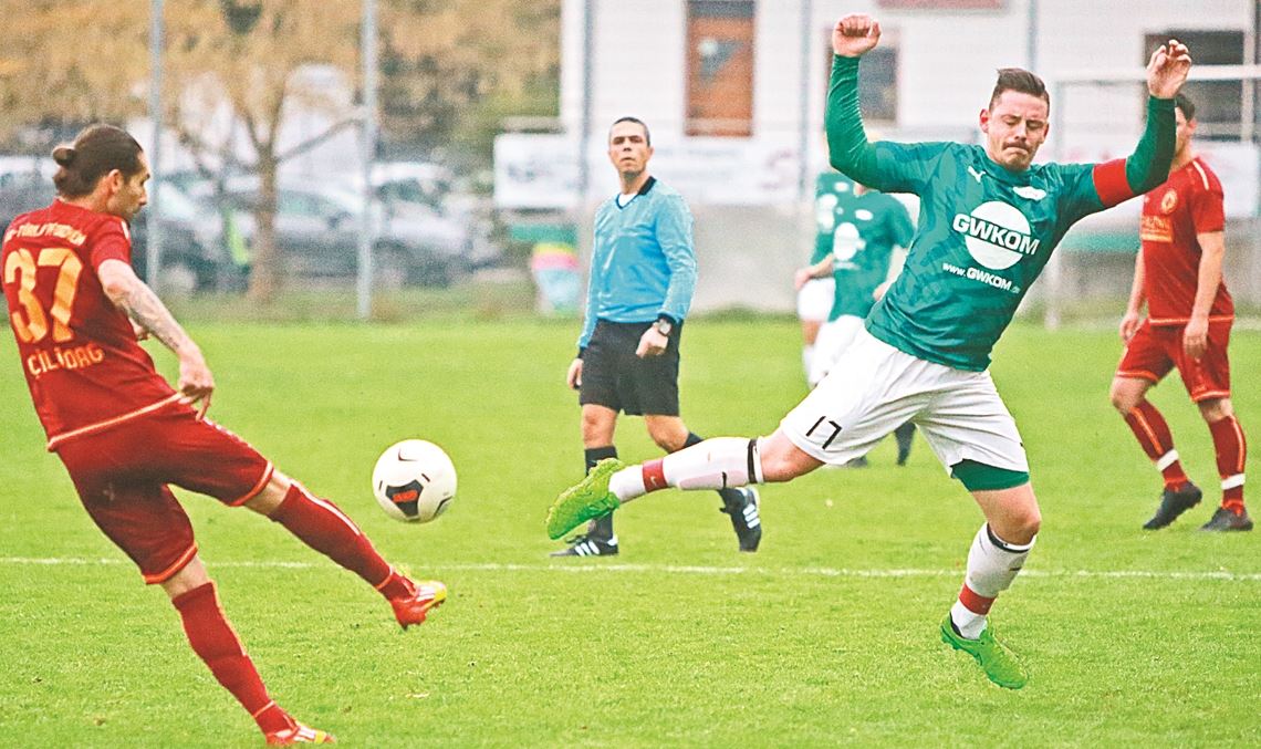 Die SpVgg Zaisersweiher verliert gegen Pforzheim zwar, doch das Team – hier Dirk Oettinger (re.) – zeigt großen Kampfgeist.Foto: Huber