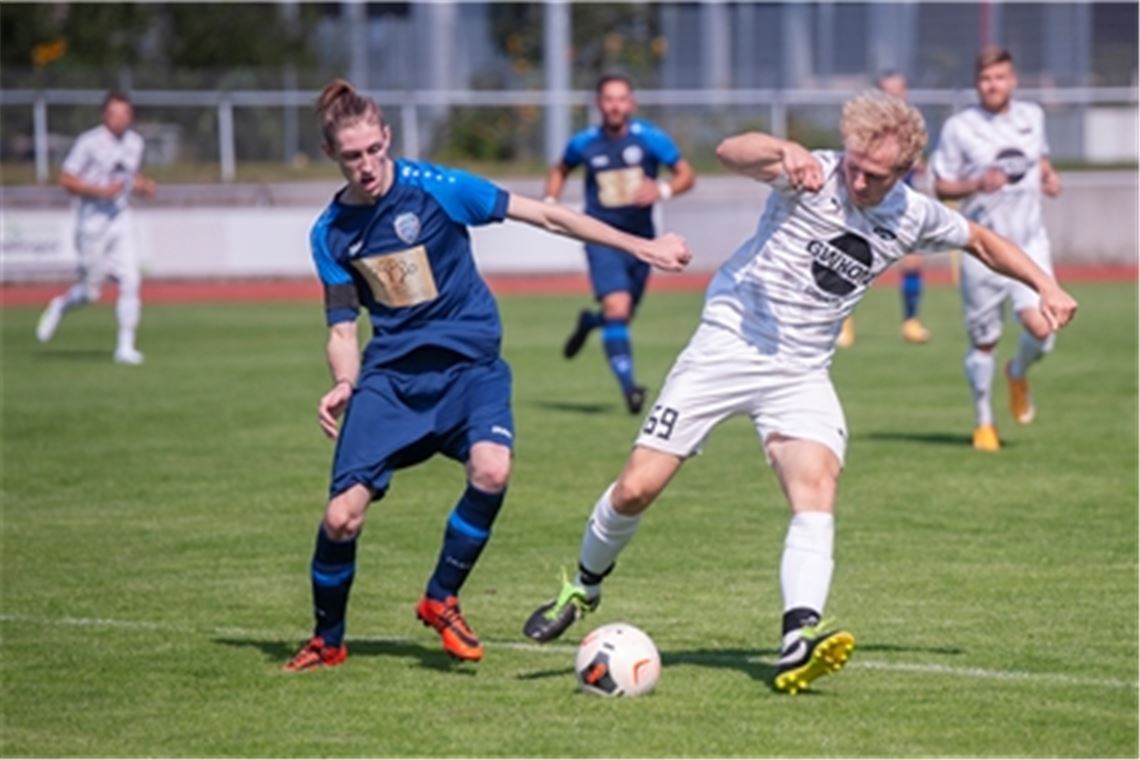 SpVgg beendet den Tor-Fluch Die SpVgg Zaisersweiherr – hier Martin Kowollik (re.) – beweist bei der SG 08 Hellas Mühlacker ein gutes Durchsetzungsvermögen und gewinnt 2:1. Foto: Fotomoment