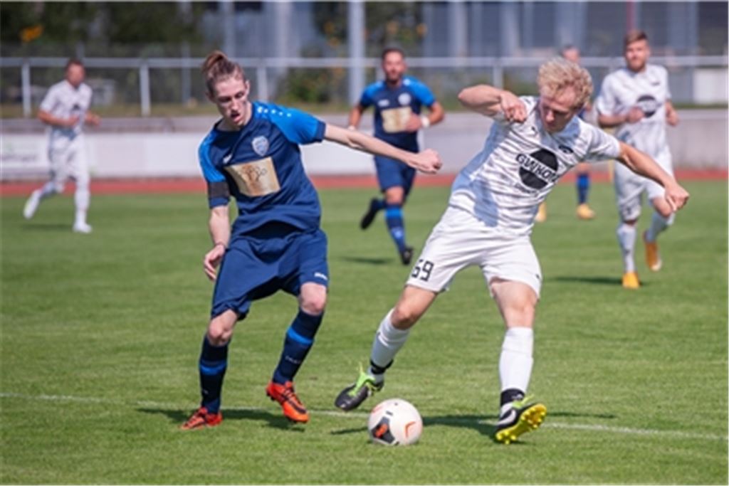Die SpVgg Zaisersweiherr – hier Martin Kowollik (re.) – beweist bei der SG 08 Hellas Mühlacker ein gutes Durchsetzungsvermögen und gewinnt 2:1.  Foto: Fotomoment