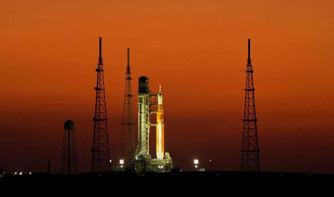 Die Space Launch System-Rakete der Nasa mit dem Orion-Raumschiff, das für die "Artemis 2"-Mission vorbereitet ist, steht bei Sonnenaufgang auf dem Startkomplex 39B des Kennedy Space Center in Cape Canaveral.