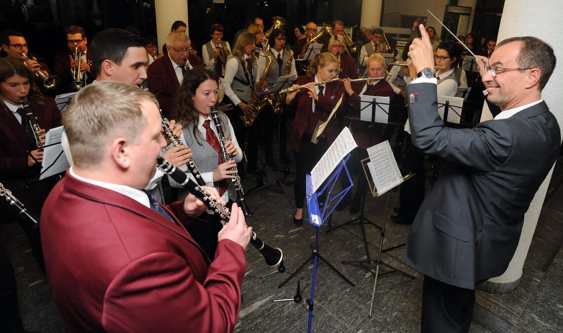 Die Spannung steigt: Wer gibt als Nachfolger oder als Nachfolgerin von Frank Schneider ab Januar für acht Jahre den Takt im Mühlacker Rathaus vor? Archivfoto: Fotomoment