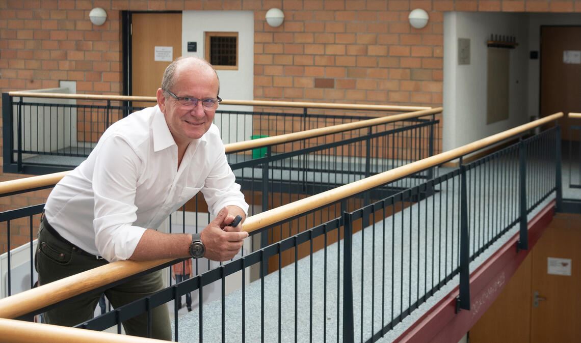 Die Spannung steigt: Wer wird Nachfolger oder Nachfolgerin von Bürgermeister Winfried Abicht, hier im Rathaus, der zum Jahresende in Ruhestand geht. Foto: Archiv/Fotomoment