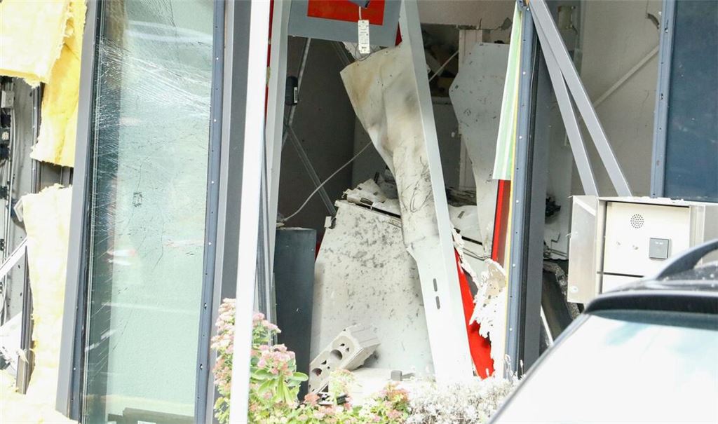 Die Sparkasse in Wiernsheim nach dem nächtlichen Anschlag auf den Geldautomaten. Die Geschäftsstelle ist derzeit in einem Container-Provisorium untergebracht. Fotos: Einsatz-Report 24