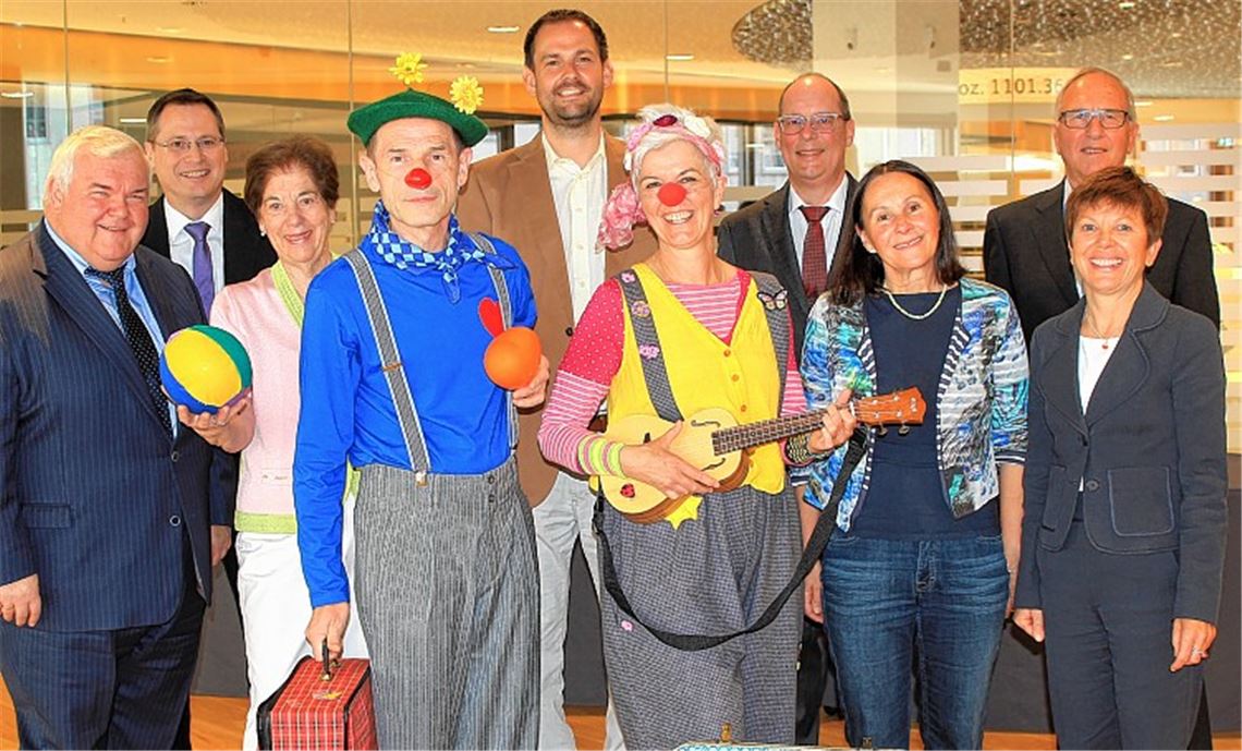 Mit Musik und Requisiten auf die Demenzstation