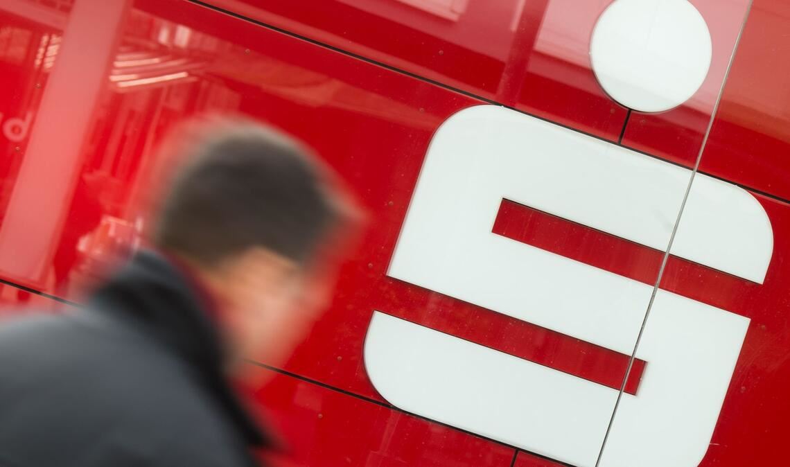 Die Sparkassen führen inzwischen fast acht Millionen Depots für ihre Kundinnen und Kunden. Die öffentlich-rechtlichen Institute sehen aber noch erhebliches Potenzial. (Symbolbild)