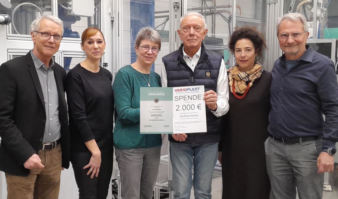 Die Spendenübergabe in der Firma Varioplast, wo in der Vergangenheit einige Benefizkonzerte der „Sinfonietta“ stattfanden (v. li.): Dr. Till Neugebauer, Dr. Cathrin Eireiner, Angela Gewiese, Wolfhard Bickel und Stéphanie und Michael Däbritz. Foto: Enzkreis/Filitz