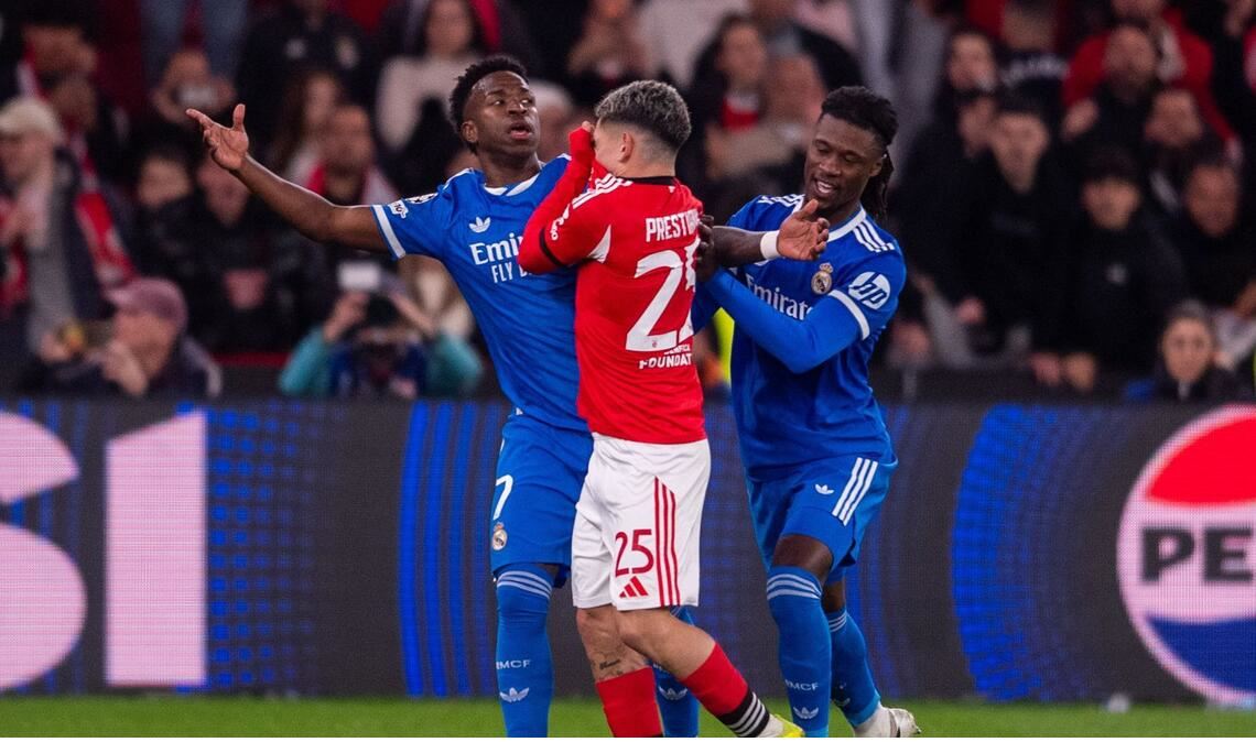 Die Sperre gegen Benfica-Profi Prestianni (Mitte) nach der Beleidigung von Vinícius Júnior (linke) wurde von der FIFA auf die WM ausgeweitet.