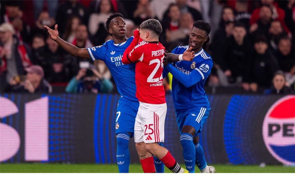 Die Sperre gegen Benfica-Profi Prestianni (Mitte) nach der Beleidigung von Vinícius Júnior (linke) wurde von der FIFA auf die WM ausgeweitet.