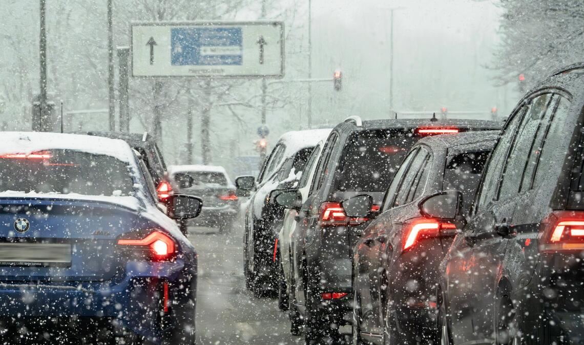 Die Sperrung sei notwendig, damit ein Räumfahrzeug die liegengebliebenen Schlepper befreien könne (Symbolbild).