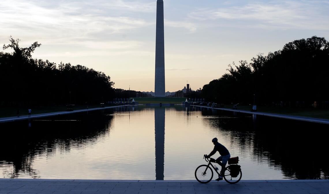 Die Spiegelung des Washington Monument im Morgenlicht des frisch renovierten Reflecting Pool ist zu sehen.