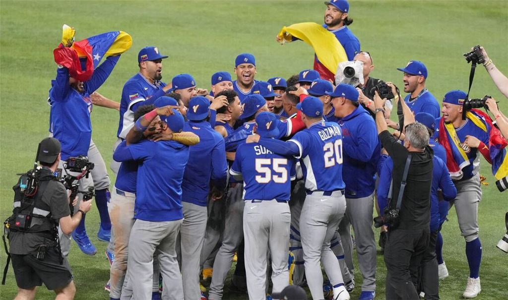 Die Spieler Venezuelas bejubeln den Weltmeistertitel.