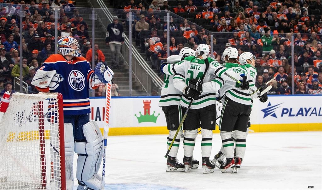 Die Spieler der Dallas Stars feiern nach einem Tor gegen den Goalie der Edmonton Oilers, Jack Campbell (l).