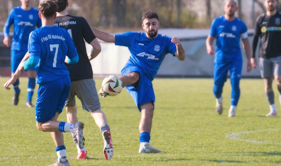 Die Spieler der Fvgg 08 Mühlacker (blaue Trikots) mischen im Aufstiegsrennen der Kreisliga B1 Pforzheim weiter mit. Foto: Fotomoment