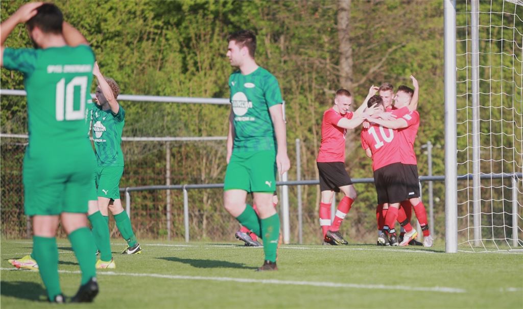 Die Spieler der SG Ölbronn-Dürrn bejubeln auf dem Sportplatz in Zaisersweiher Mitte der ersten Halbzeit den Treffer von Florian Breit (Nummer zehn) zum 2:0. Foto: Huber