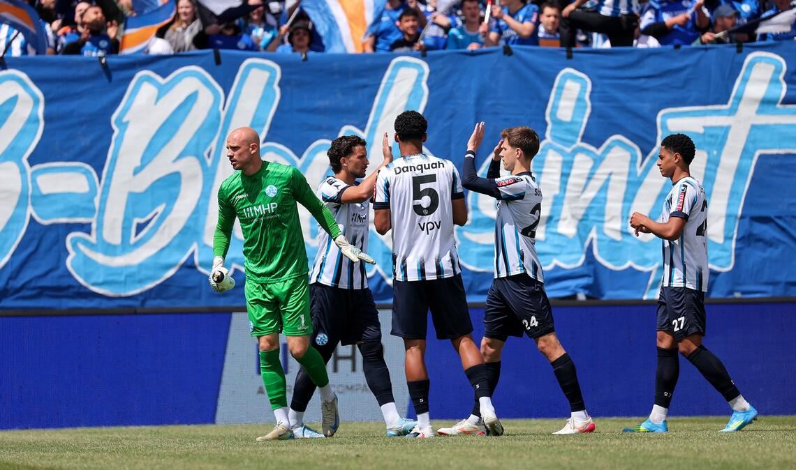Die Spieler der Stuttgarter Kickers jubeln vor dem B-Block.