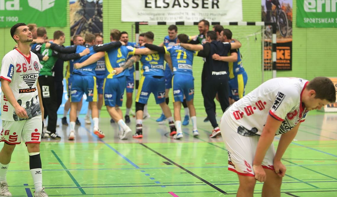 Die Spieler der TGS Pforzheim verlassen in der Bertha-Benz-Halle enttäuscht das Feld, während im Hintergrund die Stadtrivalen aus Eutingen den Derbysieg feiern.  Fotos: Rubner