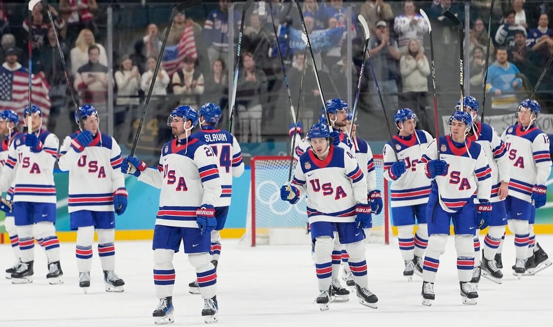 Die Spieler der Vereinigten Staaten feiern am Ende des Eishockey-Halbfinalspiels.