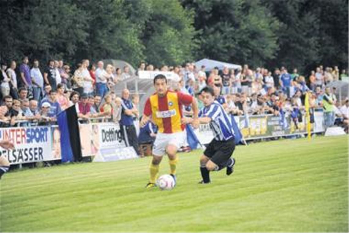 Die Spieler des FC Enzberg versuchen alles, um den Sturmlauf der Gäste mit den gelben Socken einzudämmen, doch viel ist gegen den Zweitligisten aus Karlsruhe nicht zu machen. Nach dem Abpfiff steht es 1:19.
Foto: Fotomoment