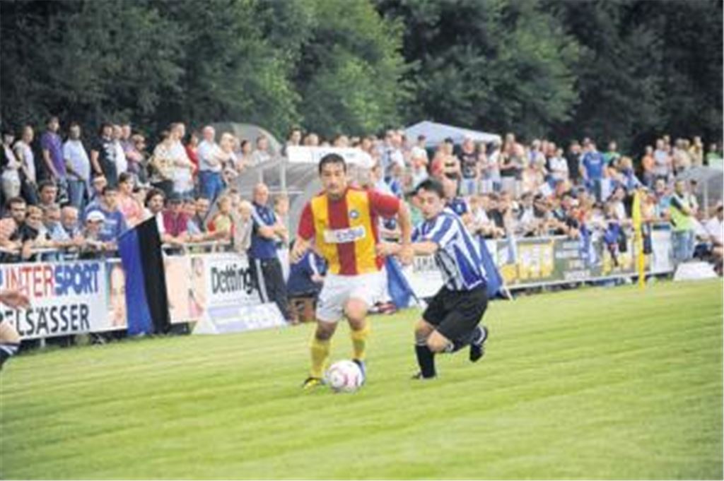 Die Spieler des FC Enzberg versuchen alles, um den Sturmlauf der Gäste mit den gelben Socken einzudämmen, doch viel ist gegen den Zweitligisten aus Karlsruhe nicht zu machen. Nach dem Abpfiff steht es 1:19.
Foto: Fotomoment