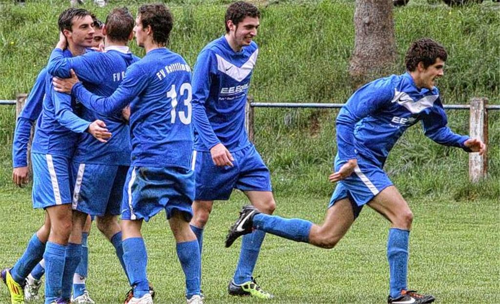 Die Spieler des FV Knittlingen haben viel Grund zum Jubeln. Seit 21 Spielen ungeschlagen, die Vizemeisterschaft in der Tasche. So soll es nach Möglichkeit weitergehen. Fotos: Eigner