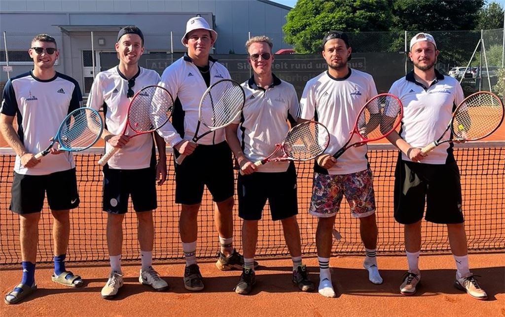 Die Spieler des TC Mühlacker mit Gewinnerlächeln nach dem Sieg am Sonntag gegen den TC Freiberg: Nick Born (v. li.), Philipp Fischer, Nils Pollmer, Tom Grottker, David Kirschbaum und Florian Schraishuhn freuen sich über den Meistertitel.Foto: privat