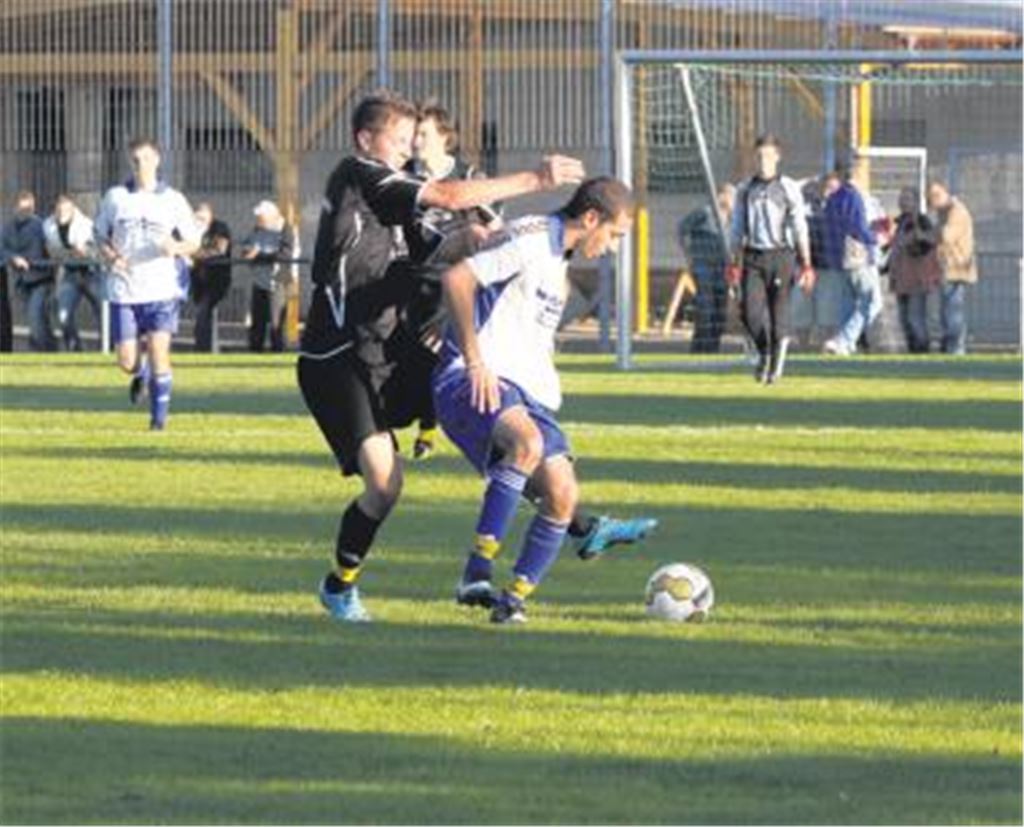 Die Spieler des TSV Wurmberg haben nicht viel Mühe, Ötisheim (in Schwarz) vom eigenen Strafraum fern zu halten. Foto: Eigner