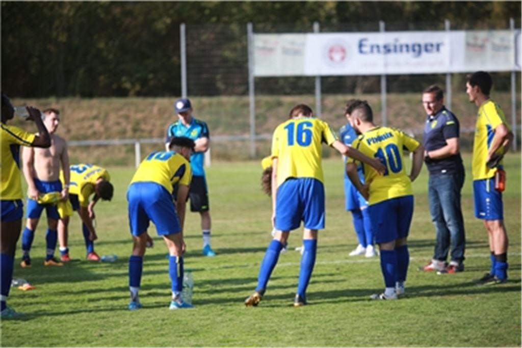 Die Spieler, die in der vergangenen Saison für Lomersheim gespielt haben – hier nach der Partie gegen Löchgau II Mitte September – werden das auch in Zukunft tun. Archivfoto: Huber