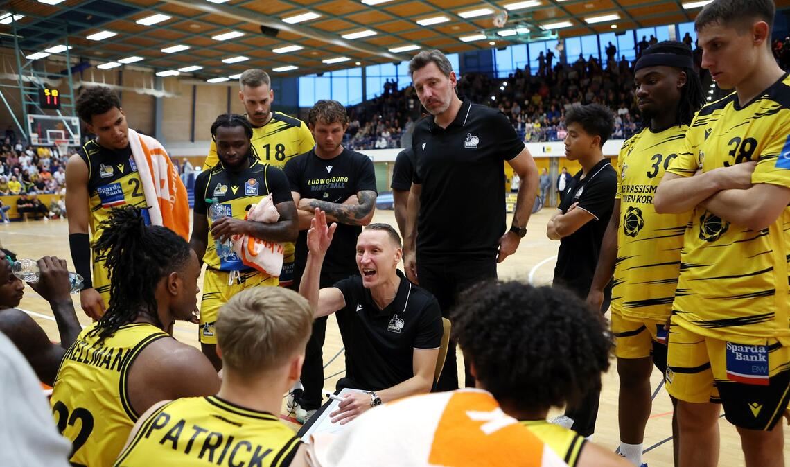 Die Spieler sind ganz Ohr, wenn Mikko Riipinen (Mitte) spricht.