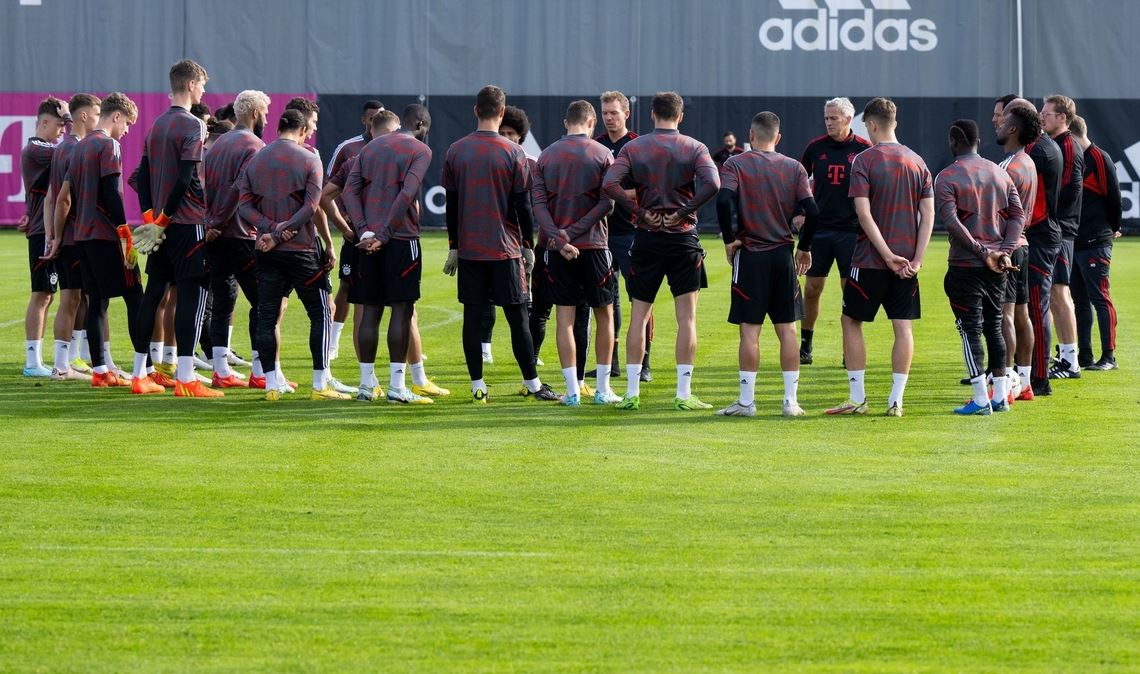 Die Spieler vom FC Bayern München stehen beim Training zusammen.