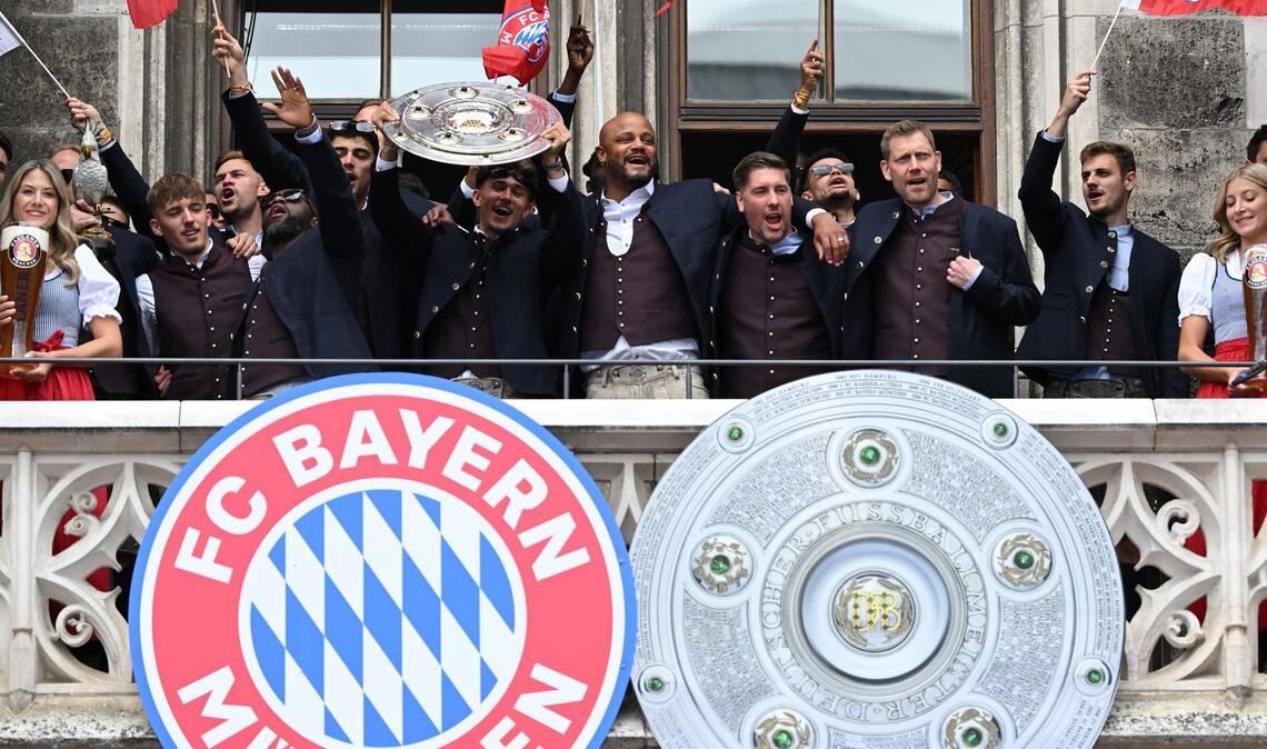 Die Spieler vom FC Bayern feiern die Meisterschaft in München.