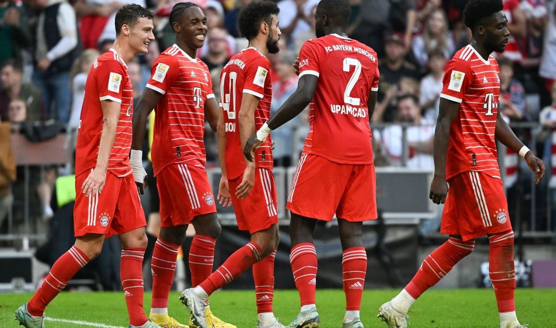 Die Spieler von Bayern München jubeln über das Tor zum 5:1.